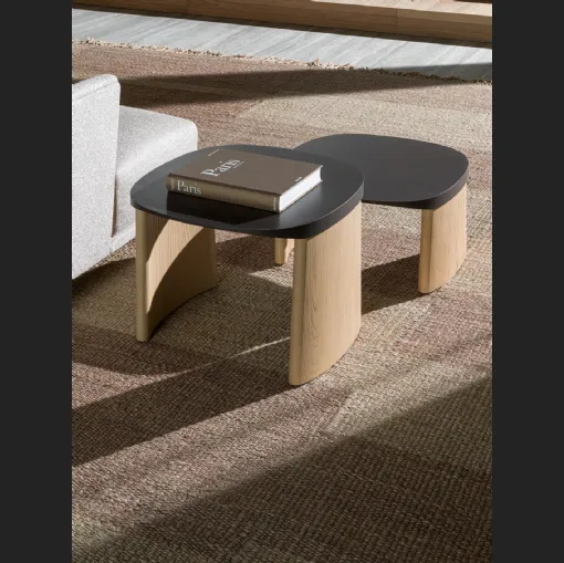 Tavolino Cleo Coffee Table con top in laccato effetto metallo  e base in legno di Molteni & C
