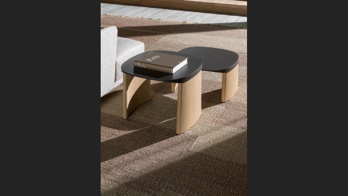 Tavolino Cleo Coffee Table con top in laccato effetto metallo  e base in legno di Molteni & C