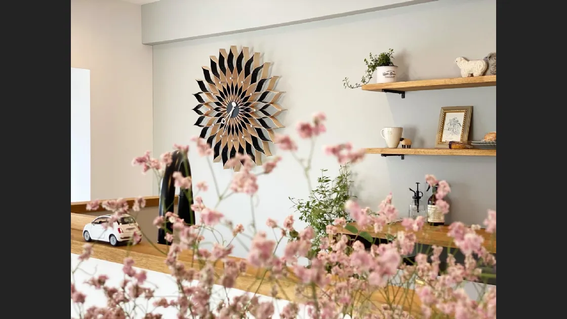 Orologio in legno a forma di fiore Wall Clocks di Vitra