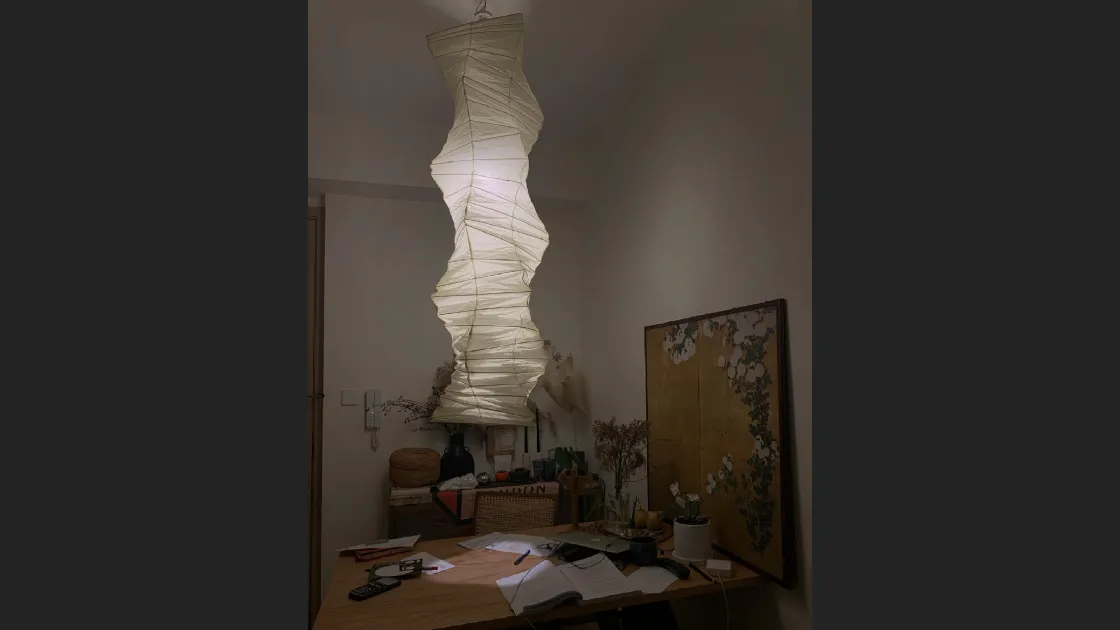 Lampada a sospensione, realizzata a mano, in tradizionale carta washi, da artigiani giapponesi, Akari 33N di Vitra