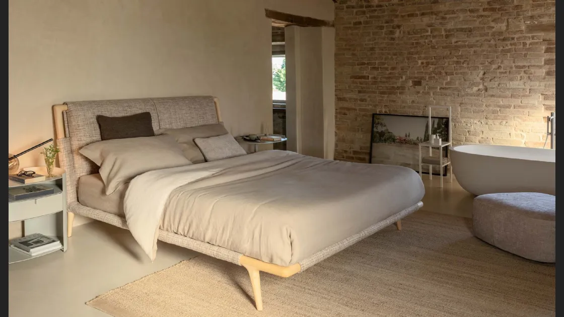 Letto in tessuto con struttura in legno Gaudì di Flou