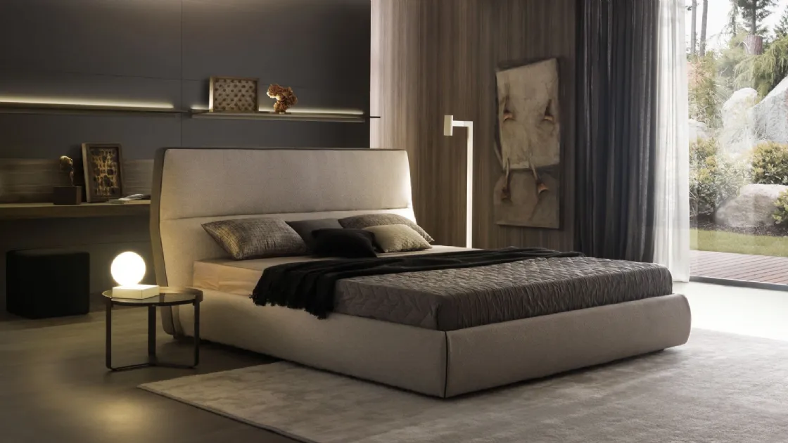 Letto in tessuto imbottito con originale testiera dalle linee oblique Cosy di Misuraemme