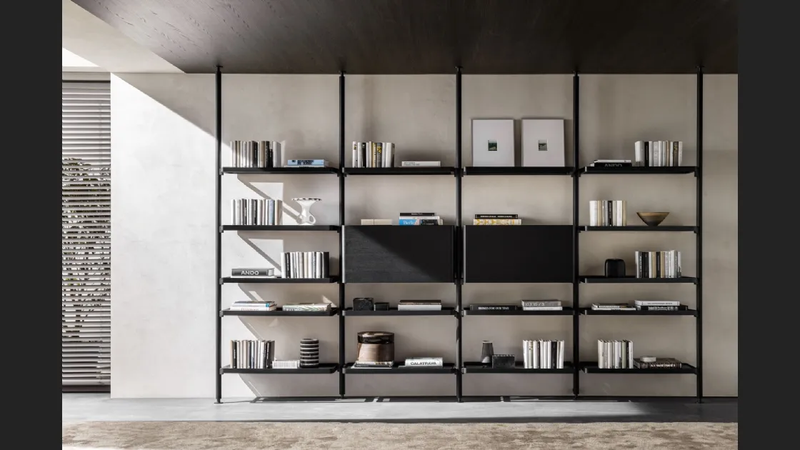 Libreria componibile Hector 02 con montanti e frontali in legno di Molteni & C