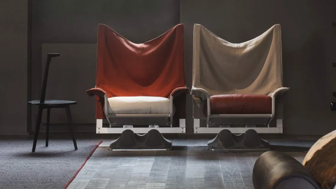 Poltrona di design AEO in tessuto con seduta in pelle di Cassina