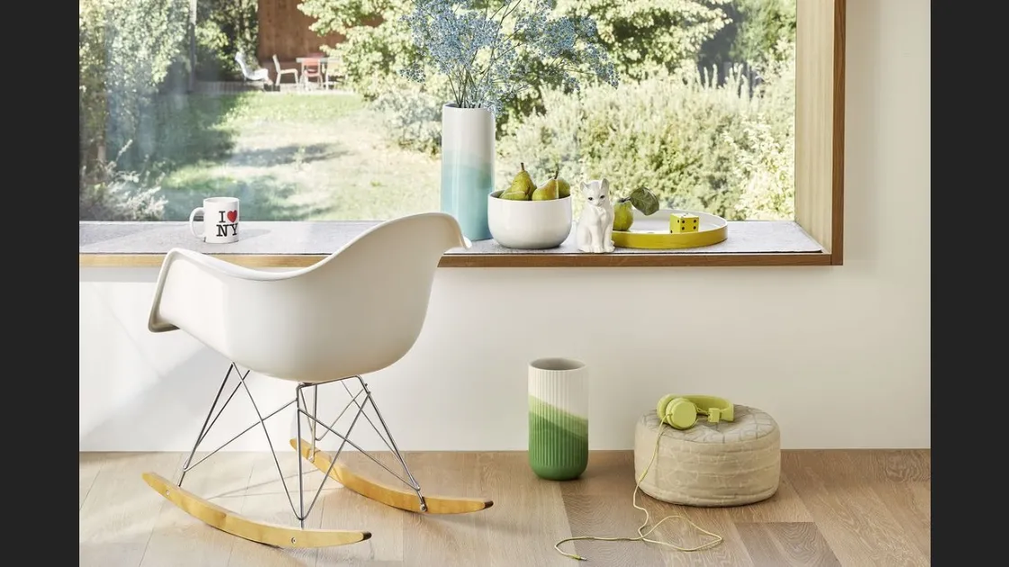 Poltroncina a dondolo in polipropilene con base in metallo e legno Eames Plastic Armchair RAR di Vitra