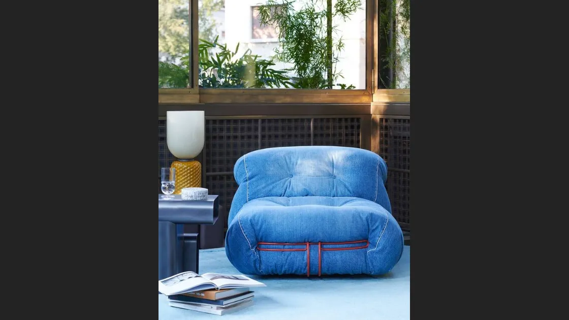 Poltrona di design in tessuto imbottito Soriana denim di Cassina