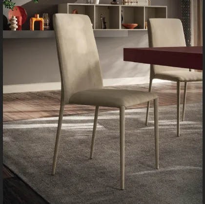 Sedia Cloe rivestita in tessuto Nabuk di Scavolini