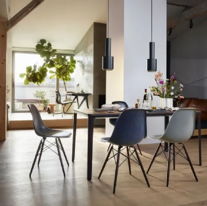 Sedia Eames Fiberglass Side Chair DSW in poliestere con gambe in legno di Vitra