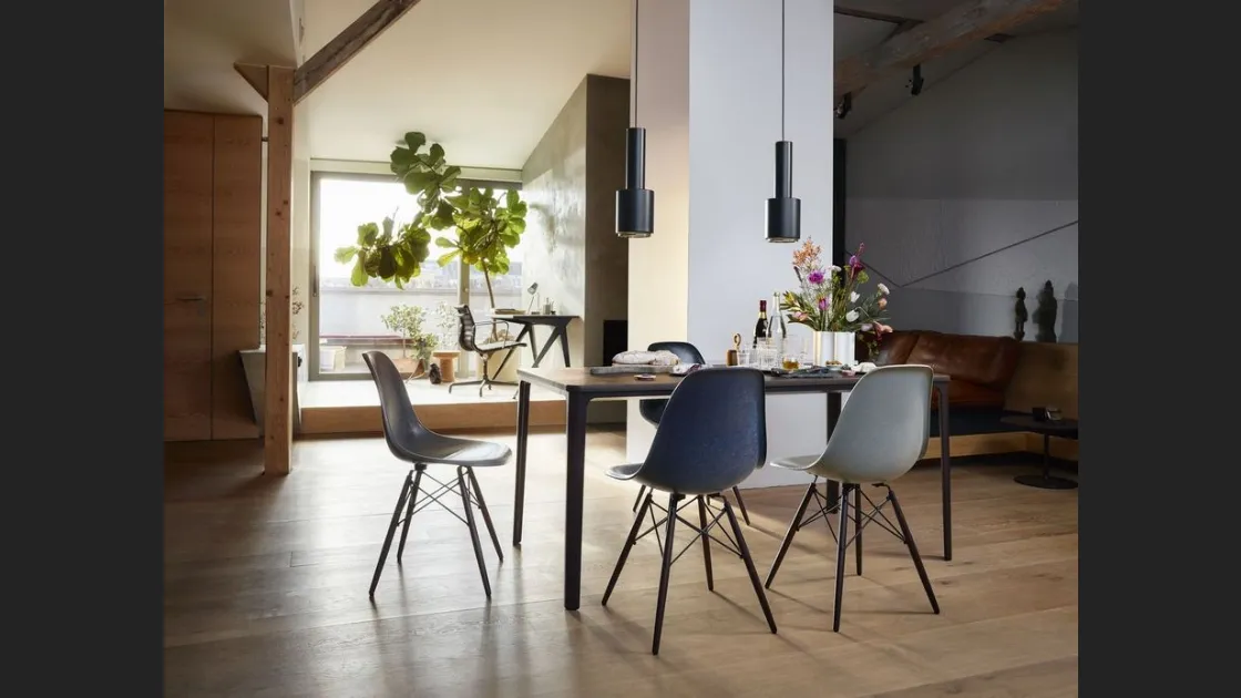 Sedia Eames Fiberglass Side Chair DSW in poliestere con gambe in legno di Vitra