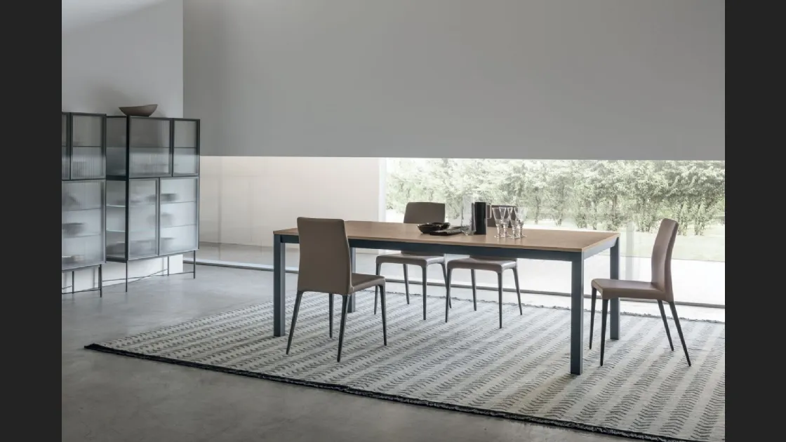 Tavolo allungabile Infinity con piano in materico rovere sabbia e base in laccato opaco di Tomasella