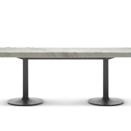 Tavolo Table Pieds Corolle con piano in marmo e base in ghisa di Cassina