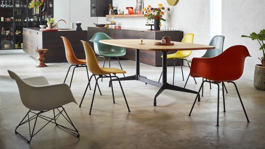 Tavolo in rovere e metallo Eames Segmented Tables Dining di Vitra