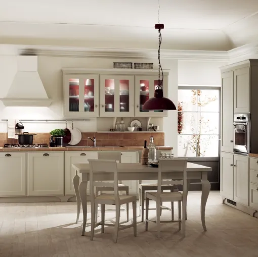 Cucina Classica Favilla in laccato opaco con top decorceramica Borgo effetto Mattone di Scavolini