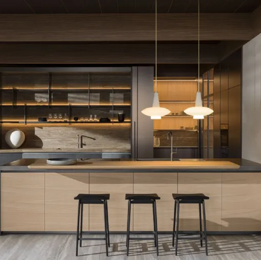 Cucina Design con penisola HiLine 6 Rovere Sunrise con top in marmo travertino di Molteni & C