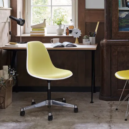 Sedia Operativa Eames Plastic Side Chair PSCC in polipropilene e tessuto di Vitra