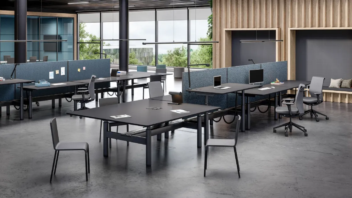 Scrivania Operativa realizzata in diverse altezze Tyde 2 Workstations di Vitra