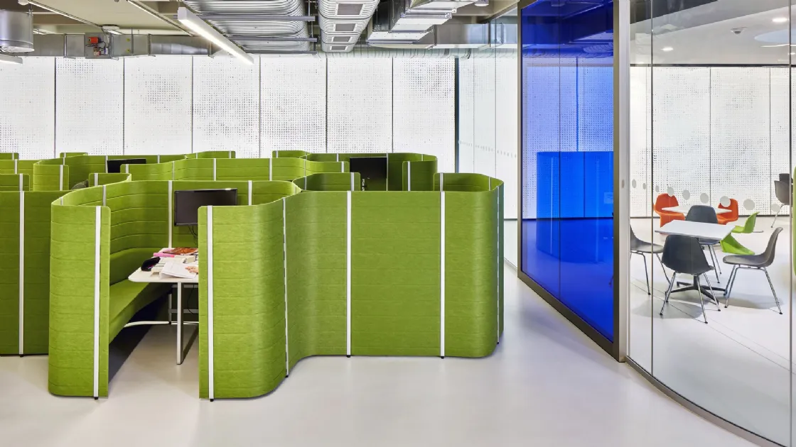 Scrivania Operativa con sistema di pareti fonoassorbenti Workbays Meet di Vitra